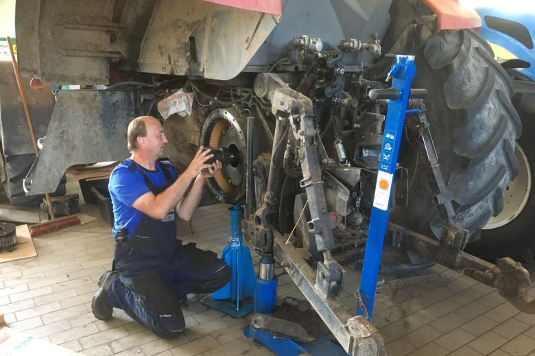 Reparatur eines Traktors